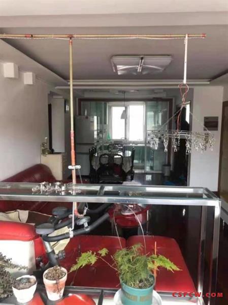 c明珠小区81平，208万，6楼顶带阁40平，满2年，可上学，208万