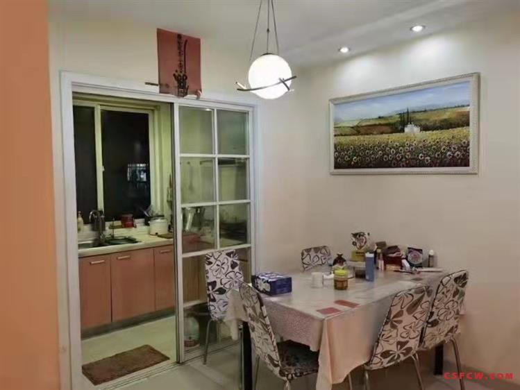 c听枫苑，洋房错层88平4-2-2精装满两年，读中班，258万