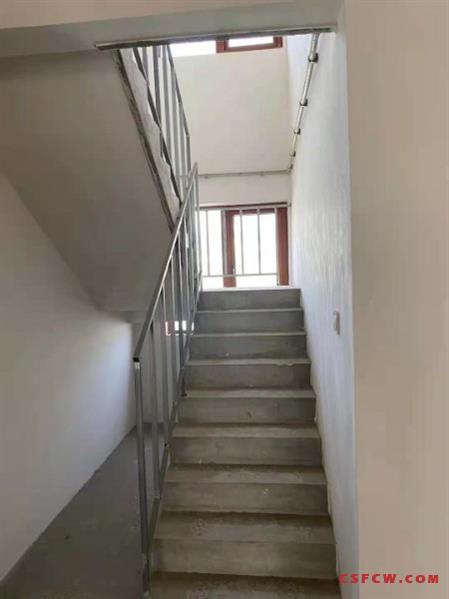 汇金豪苑，顶跃，产证204平，阁楼70平，638万，4房2卫，毛坯，满两