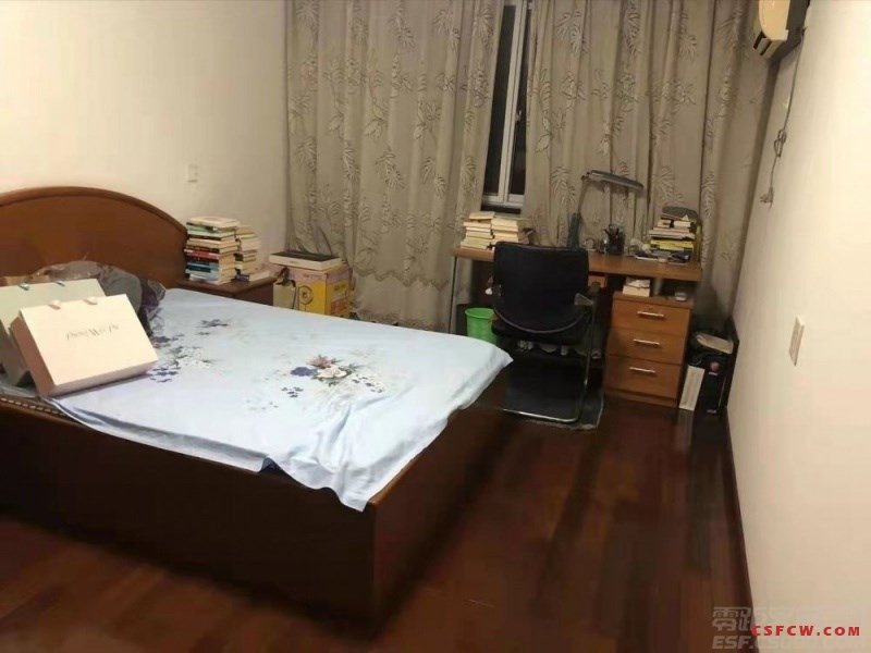 湖苑四区，3室2厅2卫，126平，4楼，精装，汽车库28平，满2年，205万