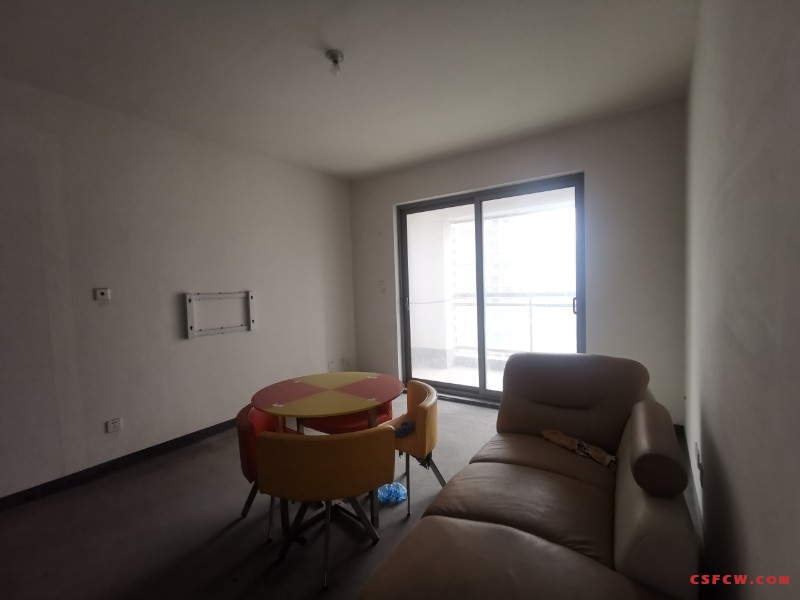 世茂御珑湾17楼毛坯好房3房/2厅/2卫朝南142平米185万