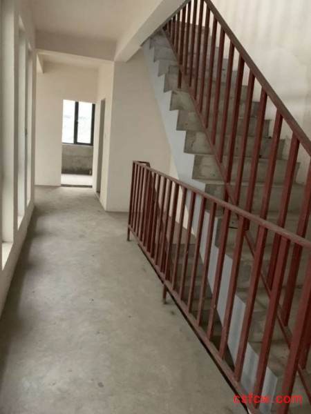 山水桃源别墅实用400平毛坯带车库院子有名额中间位置478万