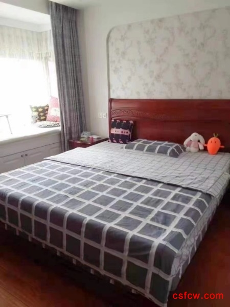 世茂御珑湾142平精装4房2卫黄金楼层有名额满两年258万