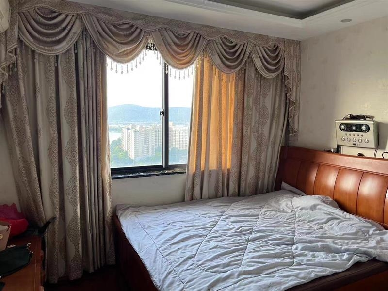 望湖家园精装好房3房/2厅/2卫朝南140平米165万