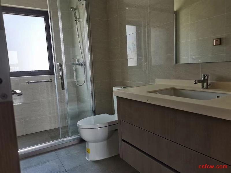 璀璨澜庭，110平，精装，带车位，130万