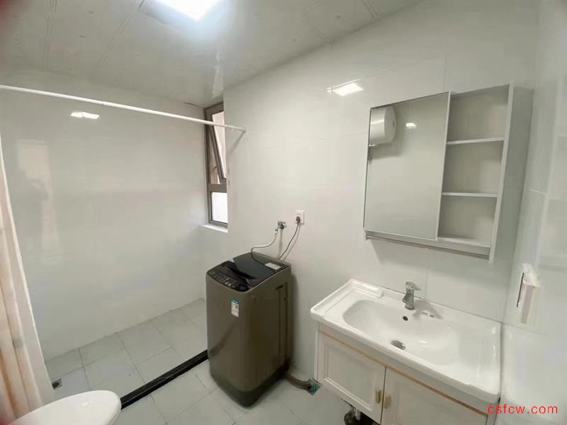 世茂三期精装好房1房/1厅/1卫朝南50平米1500元/月