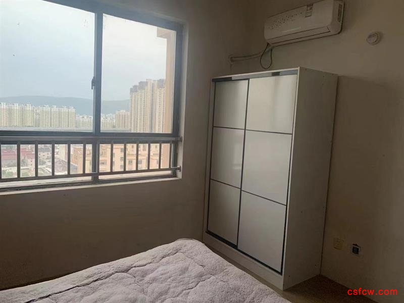 龙蟠佳苑精装好房3房/2厅/2卫朝南140平米2300元/月