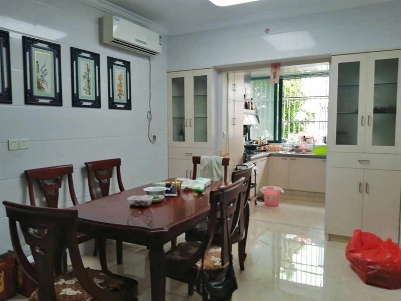 东市河小区精装好房3房/2厅/2卫朝南127平米180万