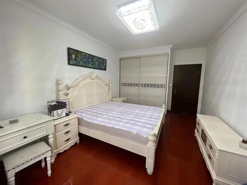 东市河小区精装好房3房/2厅/2卫朝南120平米162万