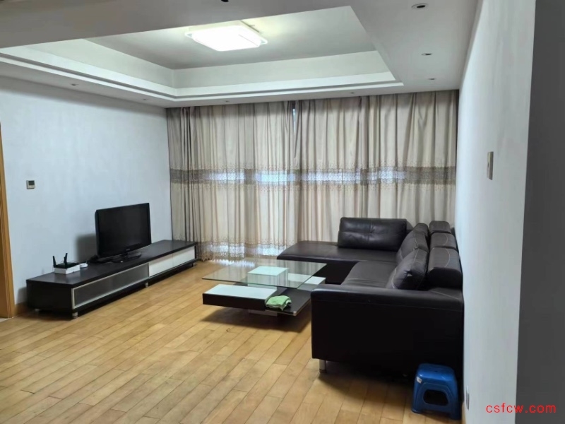 世茂一期精装好房3房/2厅/2卫朝南148平米2800元/月