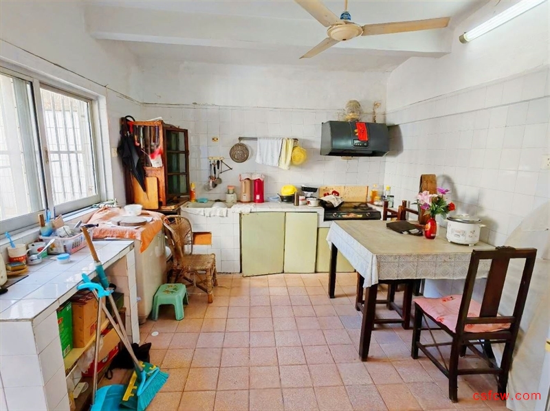 颜港七区一楼带院子满两年采光好停车方便急售可谈