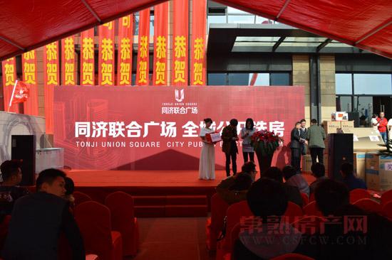 常熟首现 酒店式公寓彻夜排队选房盛况