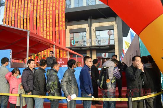 常熟首现 酒店式公寓彻夜排队选房盛况