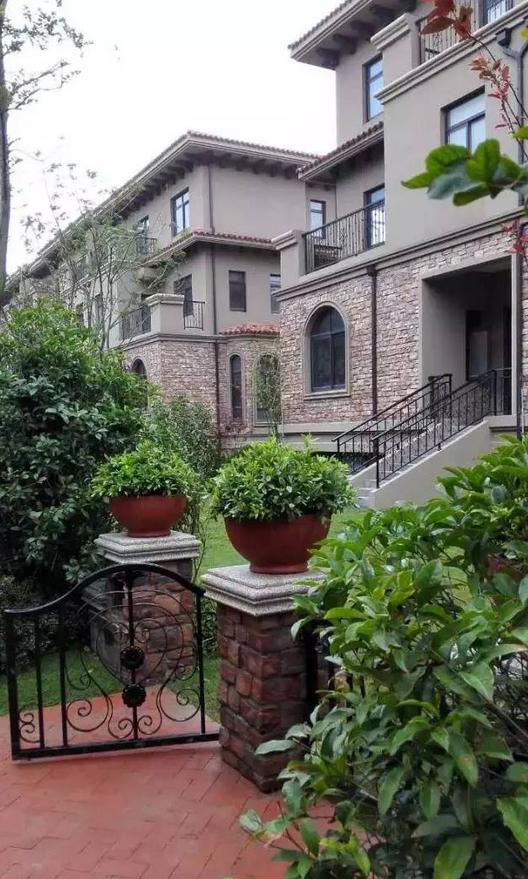 马德里别墅项目推广名更换为“鸿麦世家”