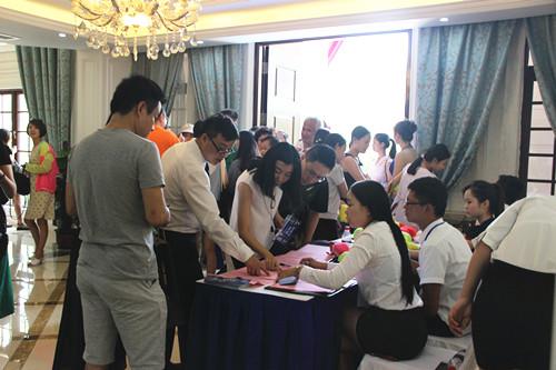 尚湖玫瑰园3期奢华展厅开放 冰雪节开幕