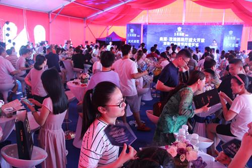 尚湖玫瑰园3期奢华展厅开放 冰雪节开幕