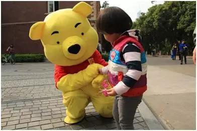 常熟街头惊现“索抱”团，竟无人阻拦？