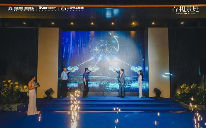 循光而至璀璨共鉴|千人来访春和景庭光影示范区瞩目绽放！
