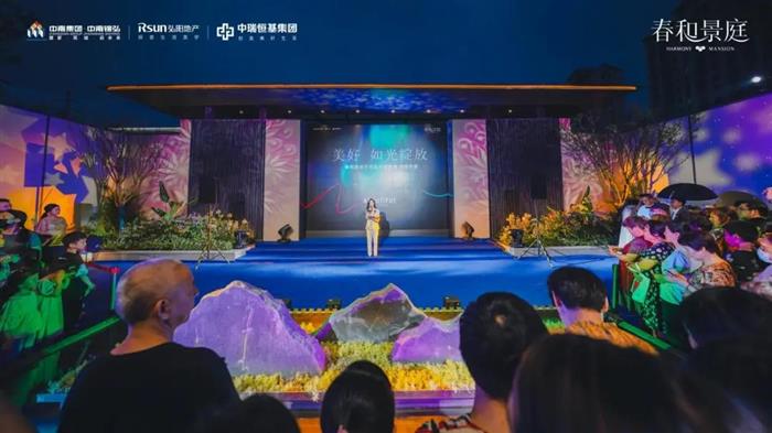 循光而至璀璨共鉴|千人来访春和景庭光影示范区瞩目绽放！