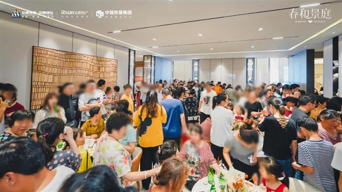 循光而至璀璨共鉴|千人来访春和景庭光影示范区瞩目绽放！